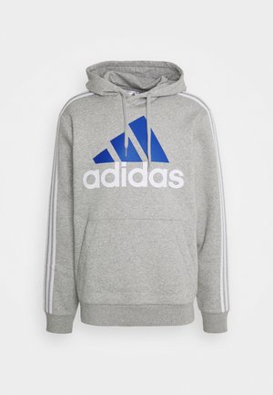 Sudadera con capucha gris de Adidas con logo azul, texto blanco, rayas blancas en las mangas, bolsillo delantero y capucha ajustable con cordón.