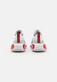 Nike Performance INVINCIBLE 3 - Utcai futócipők - white/black/fire red/cement grey/photon dust/university red