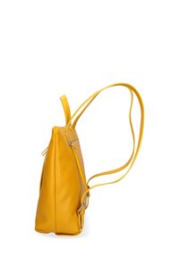 Borsa a spalla in pelle gialla con una texture liscia, profilo snello, manici superiori e spallacci regolabili. Presenta una tasca con zip sul lato.