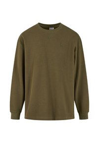 Oluvē zaļš garām piedurknēm krekls, izgatavots no teksturēta auduma ar ribotām aprocēm un apaļu kakla izgriezumu, ar smalku logo izšuvumu uz krūtīm.