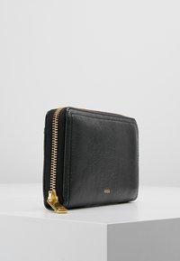 Portafoglio in pelle nera con finitura testurizzata, zip e accessori dorati, forma rettangolare, con logo in rilievo sul fronte.
