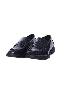 Mocassini neri in vernice con finitura liscia, tacco basso e una fascia decorativa sulla tomaia. Presentano una suola in gomma testurizzata.