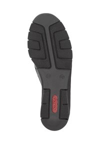Suola di scarpa in gomma nera con una superficie testurizzata e scanalature profonde per un migliore grip, e un logo "rieker" rosso posizionato centralmente.