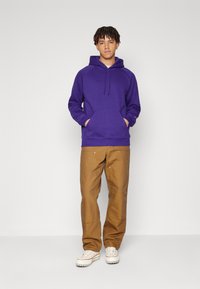 Carhartt WIP HOODED CHASE - Sweatshirt - tyrian/gold