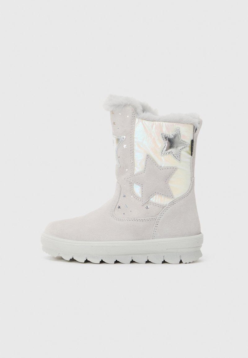 Botín de ante gris claro con un suave collar de piel sintética, acentos de estrellas iridiscentes y una suela blanca texturizada. Presenta estrellas y detalles plateados.