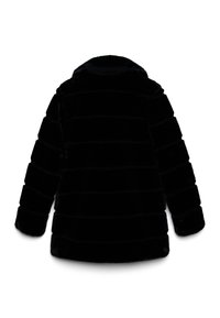 Cappotto in ecopelliccia nera con collo arrotondato, caratterizzato da un design a strisce orizzontali e maniche lunghe. Il tessuto appare morbido e strutturato.