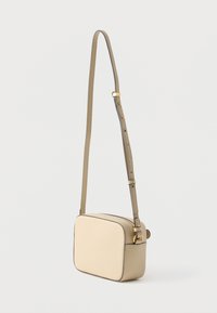 Kabelka přes rameno z texturované béžové kůže, obdélníkového tvaru, s dlouhým nastavitelným popruhem a zlatými kovovými doplňky.