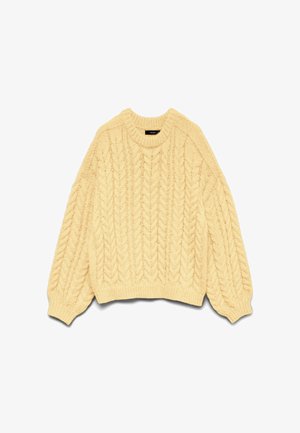 Krém színű, vastag, fonott mintás pulóver hosszú, ballon alakú ujjal és kerek nyakkivágással, fehér háttérre lapítva.