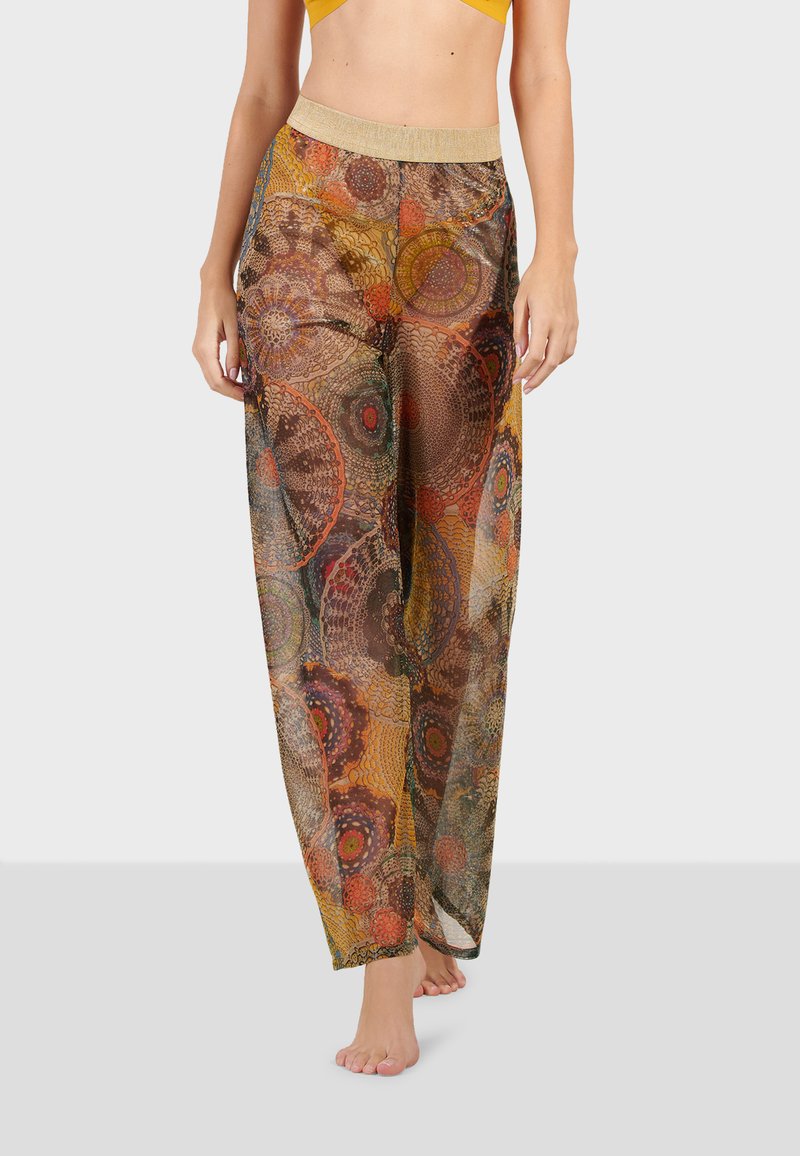 Pantalones ligeros y transparentes con un patrón de mandala multicolor. Cuentan con una cinturilla elástica dorada y piernas anchas y fluidas.