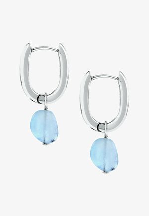 Silverfärgade hoopörhängen med en polerad yta, där en blå genomskinlig stenspänne hänger från varje hoop.