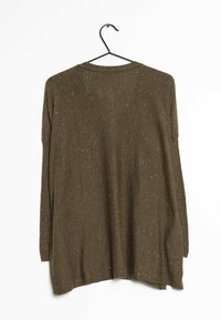Camicia marrone a maniche lunghe realizzata in un tessuto testurizzato con dei riflessi di colore più chiaro. Presenta un collo rotondo ed è appesa a un appendiabiti.