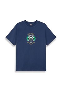 Camiseta de algodón azul marino de manga corta, con un gráfico central en blanco y verde, que incluye el texto "GRIMEY" y acentos florales.
