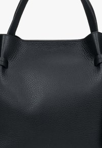 Czarna skórzana torba na ramię z fakturowanym wykończeniem, z dwoma krótkimi uchwytami i prostym, nieozdobionym designem.