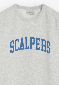 Grijze sweatshirt met blauwe "SCALPERS" letters. Heeft een ronde hals en raglanmouwen. Gemaakt van zachte, gestructureerde stof.
