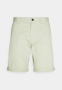 Pantaloni corti verde chiaro in cotone, con orlo arrotolato, chiusura frontale con bottone e passanti per cintura. Texture liscia senza motivi.