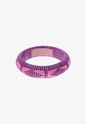 Bracelet en tissu tissé violet et rose de forme circulaire, présentant une surface texturée et un petit logo doré sur la face intérieure.