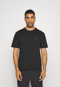 Patagonia BOARDSHORT LOGO POCKET RESPONSIBILI-TEE - Potiskana majica - black/grey