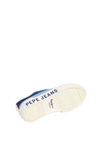 Sinine denimi libisev king valge kummitald. Omab suurt "PEPE JEANS" brändimist, tekstuurset mustrit tallal ja punast aktsenti kandadel.