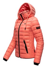Roze gewatteerde jas met capuchon, voorzien van zwarte ritsen, verstelbare koordjes en diagonale stiksels. Logo patch op de mouw.