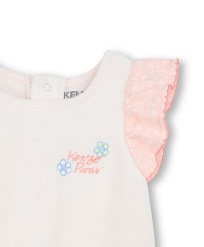 Haut sans manches blanc avec des manches froncées florales roses et broderie Kenzo Paris. Tissu doux avec une texture lisse et fermeture à pression au niveau du col.