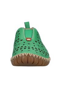 Chaussure en cuir perforé vert avec un bout rond, couture beige contrastante, languette de tirage et semelle en caoutchouc avec un motif texturé.