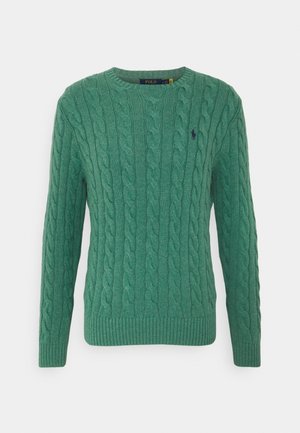 Grüner Pullover mit Zopfmuster, langen Ärmeln, Rundhalsausschnitt und kleinem gesticktem Logo auf der linken Brust.