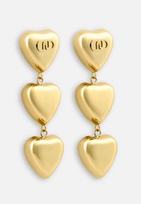 Orecchini a cuore in oro con tre cuori collegati, dalla finitura liscia e lucida e un piccolo dettaglio logo sul cuore superiore.