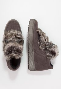 Sneaker foderati in finta pelliccia grigia con esterno in suede, punta rotonda, suola in gomma texturizzata e chiusura con zip laterale.