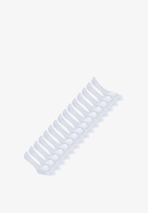 Calzini bianchi in cotone, disposti in fila, con una texture liscia e un bordo rigato. Ogni calzino presenta un piccolo logo vicino al tallone.