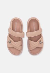 Sandálias cor-de-rosa com um design de tiras cruzadas e um detalhe de logótipo prateado. Feitas de material sintético com uma palmilha almofadada e sola de borracha.