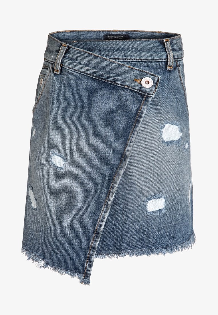 Falda envolvente de mezclilla con un lavado azul claro, dobladillo deshilachado y parches desgastados. Cuenta con un cierre lateral de botones y una cinturilla ajustada.