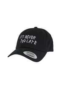 Svart justerbar baseballcap med brodert hvit tekst, "DET ER ALDRI FOR SENT," på framsiden. Mykt stoff og buet skbrim.