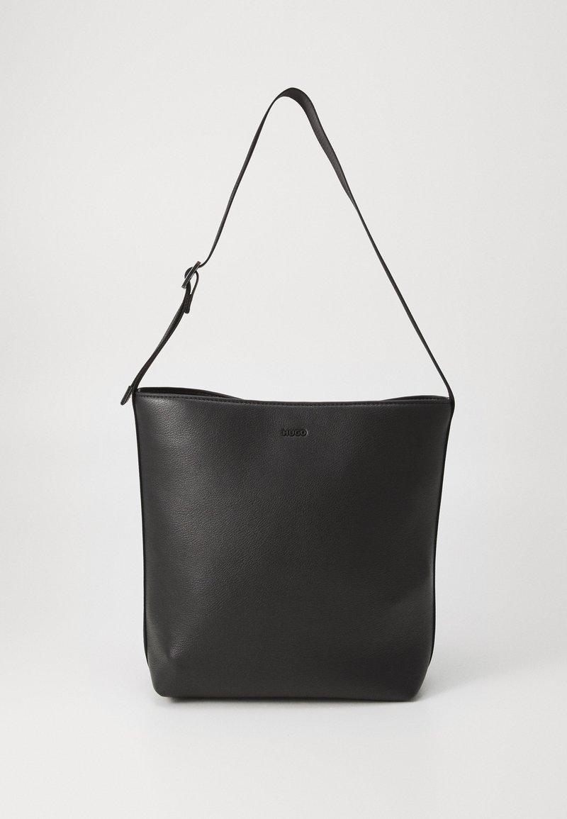 Borsa tote in pelle nera con una texture liscia, tracolla regolabile e un logo sottile sul davanti. Caratterizzata da un design a cima aperta.
