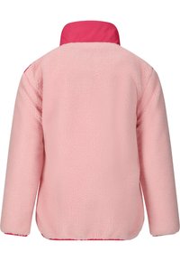 Vaaleanpunainen fleece-takki, jossa on korkea kaulus, pehmeä tekstuuri ja pitkät hihat. Kauluksessa ja helmassa pinkki yksityiskohta.