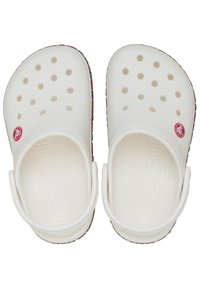 Białe syntetyczne chodaki z otworami wentylacyjnymi, teksturowaną podeszwą i kolorowymi wzorzystymi krawędziami. Posiadają regulowany pasek z tyłu oraz logo.