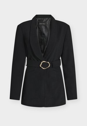 Črn blazer s šal ovratnikom, pasom z zlatim zaponkom, dvema sprednjima žepoma in gladko notranjo podlogo.