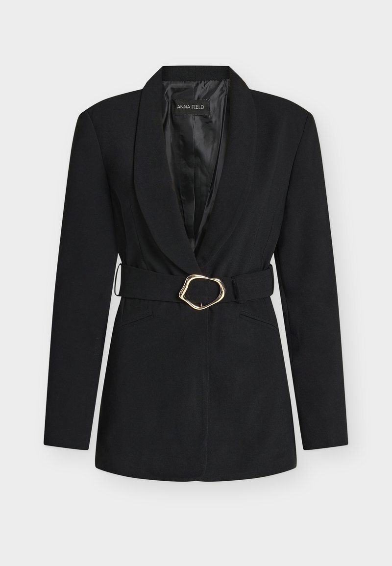 Μαύρο σακάκι με γιακά σάλι, ζώνη στη μέση με χρυσή αγκράφα, δύο μπροστινές τσέπες και λεία εσωτερική επένδυση.