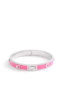 Bracciale in metallo argentato con accenti in smalto rosa, caratterizzato da due piccoli loghi decorativi a forma di lettera "C" e un design liscio e arrotondato.