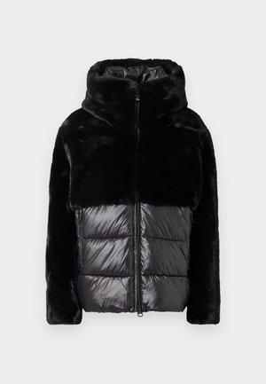 Schwarze Daunenjacke mit einem Oberteil aus Kunstpelz und einem glänzenden, gesteppten unteren Abschnitt. Entworfen mit einem hohen Kragen und einem Frontreißverschluss.