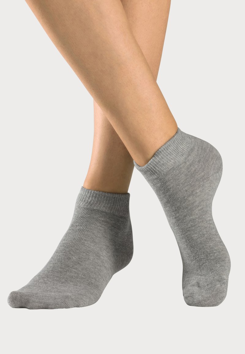 Grau Ankle-Socken aus weichem, strukturiertem Material mit einem gerippten Bündchen. Das Design weist eine klassische Form auf, die sich gut für den täglichen Gebrauch eignet.