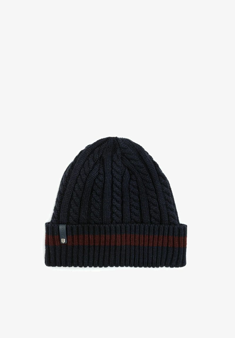 Granatowa czapka dzianinowa z wzorem w warkocze, ściągaczem na brzegu i bordowym paskiem. Posiada małą metkę z logo po boku. Wykonana z teksturowanej tkaniny.