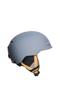 Casque de ski avec une coque extérieure gris clair mat, des sangles orange et un rembourrage ajustable. Conçu pour la sécurité et la protection contre les impacts.