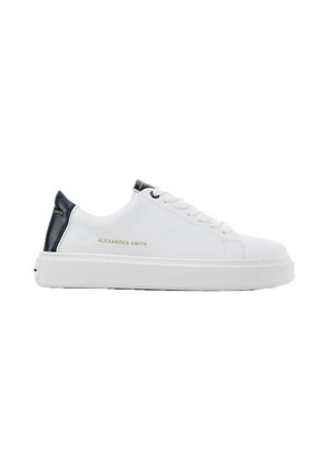 Sneakers bianchi in pelle a basso profilo con tallone blu navy e scritta dorata "Alexander Smith". Caratterizzati da punta rotonda e suola in gomma piatta.