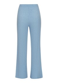 Lichtblauwe gebreide flared broek met een gestructureerd ribbelpatroon en een elastische tailleband, ontworpen voor comfort en bewegingsvrijheid.