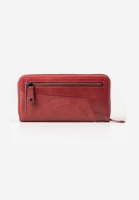 Rote Lederbörse mit einem Reißverschlussfach, geschwungenem Design und strukturiertem Finish. Verfügt über einen kleinen Reißverschlussanhänger und Nahtdetails.