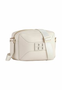 Borsa a tracolla sintetica color crema con design geometrico, hardware dorato e tracolla regolabile con dettaglio fibbia.
