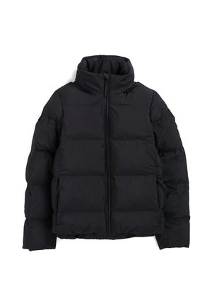 Zwarte gewatteerde jas met hoge kraag, ritssluiting aan de voorkant en gestikte delen, met lange mouwen en een slanke, gevulde uitstraling.