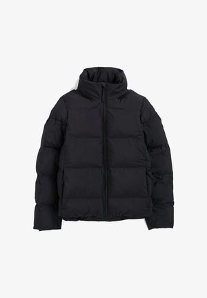 Giacca a vento nera con colletto alto, chiusura frontale con zip e sezioni trapuntate, dotata di maniche lunghe e un design snello e imbottito.