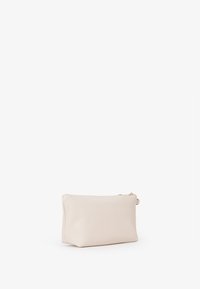 Zachte, crèmekleurige leren pouch met een gestructureerde afwerking, rechthoekige vorm en een ritssluiting. Compact en veelzijdig voor opslag.