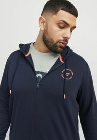 Jack & Jones PLUS SIZE GEDRUCKT - Sweatjakke - sky captain